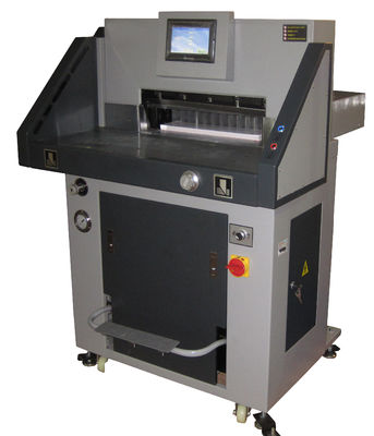 Китай Гидравлический Семи автоматический бумажный автомат для резки бумаги А3 автомата для резки 720мм поставщик